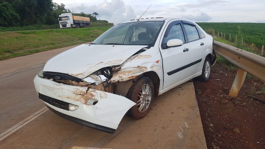 Pneu estoura e família quase perde a vida em acidente na BR-163