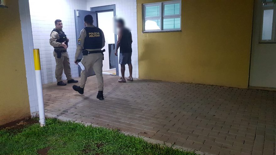 Motociclista com capacete desajustado acaba detido por embriaguez
