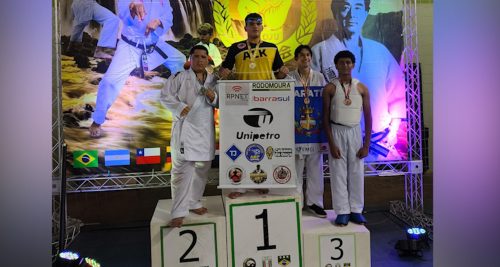 Imagem referente a Atleta cascavelense conquista bicampeonato no Sul-Americano de Karatê