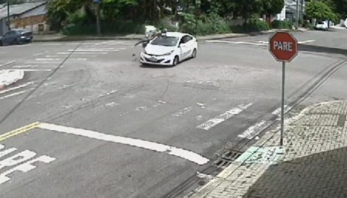 Imagem referente a Vídeo mostra forte colisão entre carro e moto que deixou entregador de gás ferido