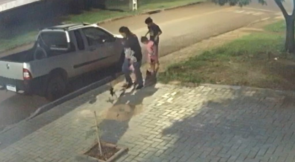 Acompanhada de três crianças, mulher chuta filhote de gato em Cascavel