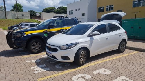 Imagem referente a PRF apreende carro roubado e clonado em abordagem na BR-163