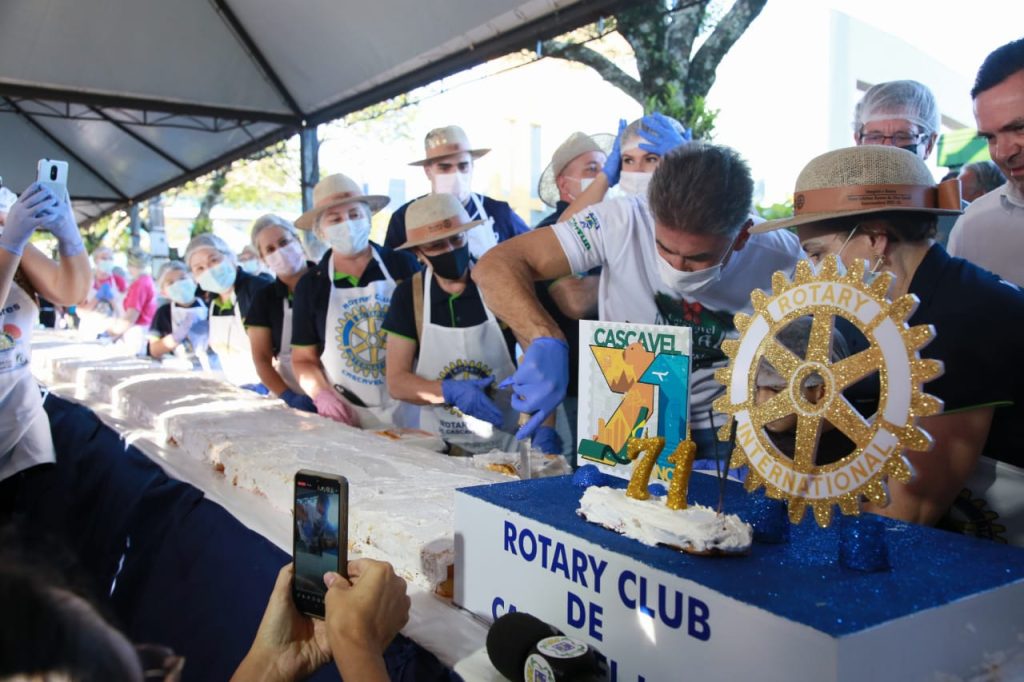 Com recheio de doce de leite, bolo gigante marca a comemoração dos 73 anos de Cascavel