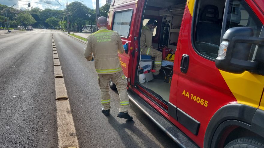 Mulher é socorrida pelo Siate após cair de patinete no Centro