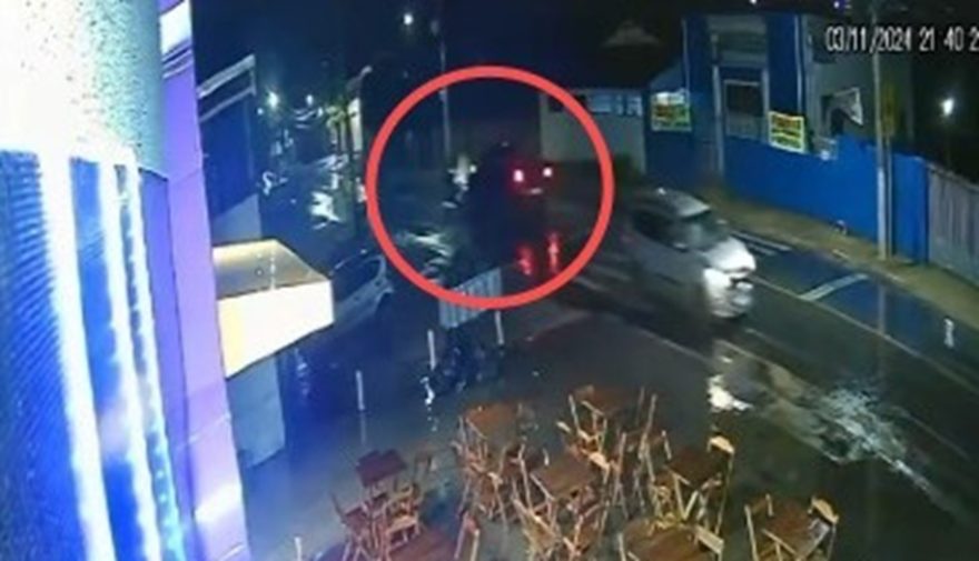 Câmera mostra motociclista sendo atropelado por motorista embriagado