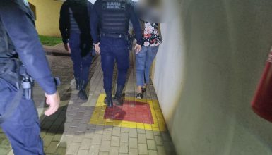 Imagem referente a Tu quer uma oração ou um tapa? Mulher é presa em mercado após bater em jovem que recusou receber oração