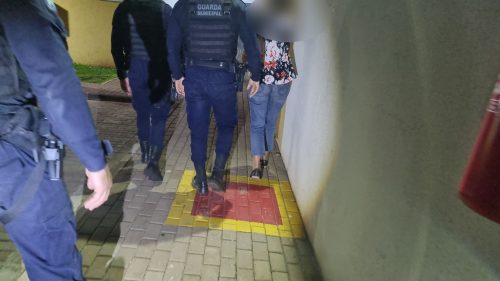 Imagem referente a Tu quer uma oração ou um tapa? Mulher é presa em mercado após bater em jovem que recusou receber oração