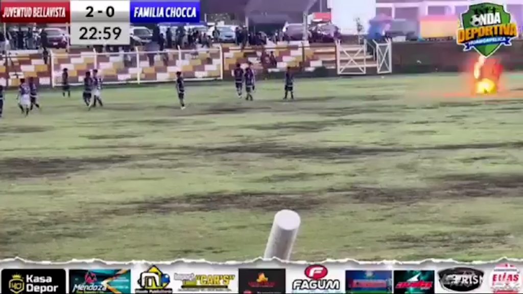 Jogador morre ao ser atingido por raio durante partida de futebol; veja o vídeo