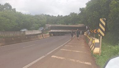 Imagem referente a Acidente com caminhão interdita por um período a BR-277 em Medianeira