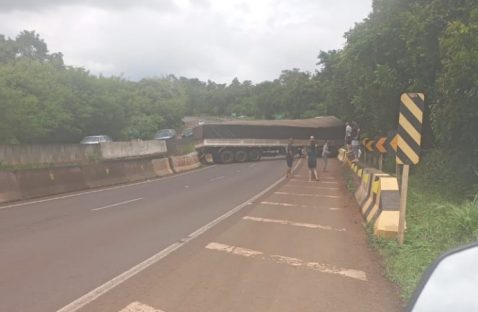 Imagem referente a Acidente com caminhão interdita por um período a BR-277 em Medianeira