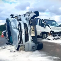 Imagem referente a Quatro pessoas ficam feridas em capotamento no viaduto da Santa Terezinha