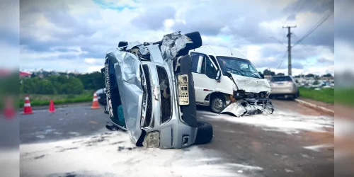 Imagem referente a Quatro pessoas ficam feridas em capotamento no viaduto da Santa Terezinha