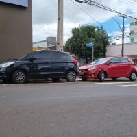 Imagem referente a Ford Ka e HB20 batem na esquina do Shopping JL, no Centro