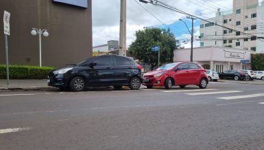 Imagem referente a Ford Ka e HB20 batem na esquina do Shopping JL, no Centro