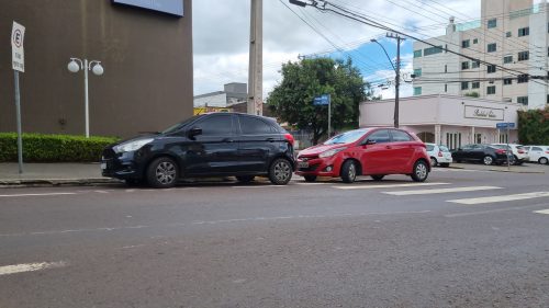 Imagem referente a Ford Ka e HB20 batem na esquina do Shopping JL, no Centro