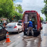 Imagem referente a Motociclista sofre acidente na Avenida Brasil e é socorrida pelo Siate