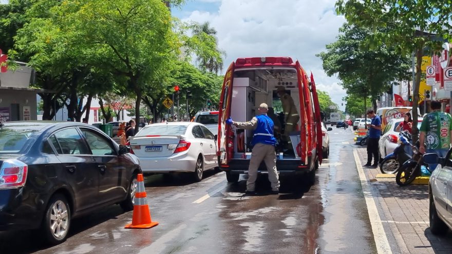Motociclista sofre acidente na Avenida Brasil e é socorrida pelo Siate