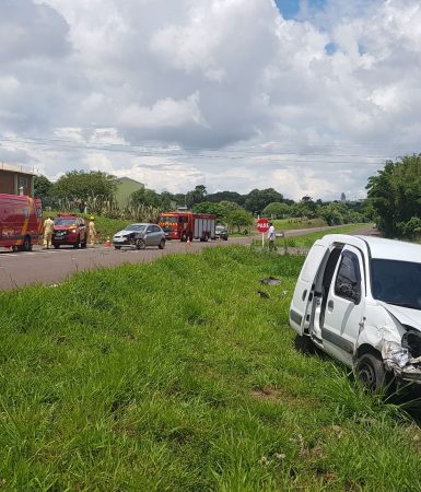 Imagem referente a Forte colisão entres veículos mobiliza socorristas na BR-467, em Cascavel