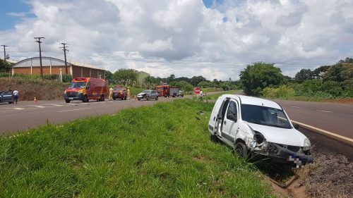 Imagem referente a Forte colisão entre veículos mobiliza socorristas na BR-467, em Cascavel