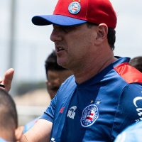 Imagem referente a Boneco com foto de Rogério Ceni é pendurado em viaduto em Salvador