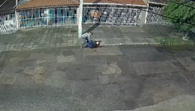 Imagem referente a Vídeo: Mulher é brutalmente agredida durante assalto