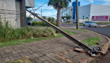 Imagem referente a Motorista derruba poste e foge, deixando bairro às escuras