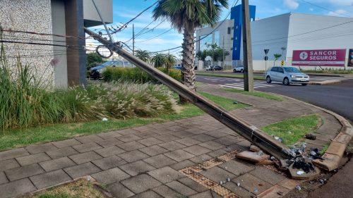 Imagem referente a Motorista derruba poste e foge, deixando bairro às escuras