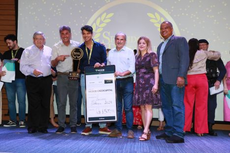 Imagem referente a Servidor da Secretaria de Educação de Cascavel é premiado com o Troféu Servidor Destaque