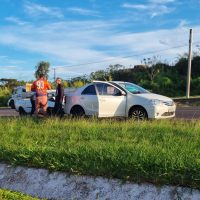 Imagem referente a Courier bate na traseira de Etios no acostamento da BR-277 em Cascavel