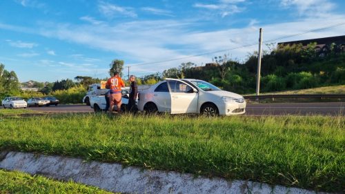 Imagem referente a Courier bate na traseira de Etios no acostamento da BR-277 em Cascavel