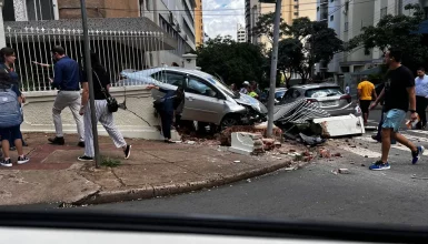 Imagem referente a Idoso de 80 anos passa mal ao volante, perde o controle da direção e derruba muro