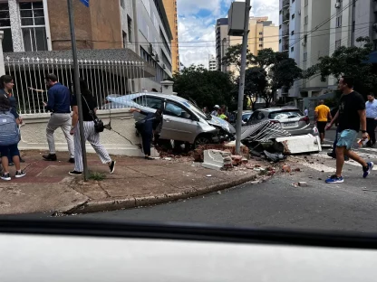 Imagem referente a Idoso de 80 anos passa mal ao volante, perde o controle da direção e derruba muro