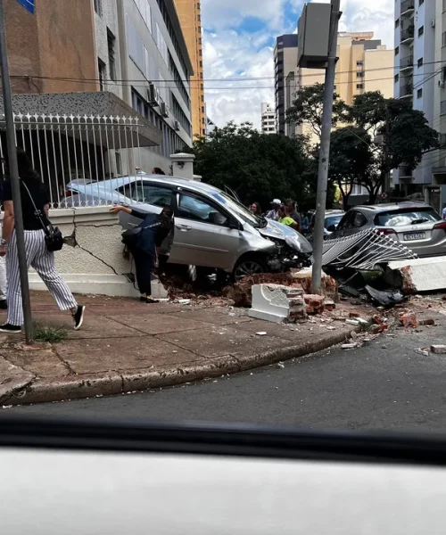 Imagem referente a Idoso de 80 anos passa mal ao volante, perde o controle da direção e derruba muro