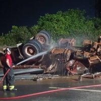 Imagem referente a Carreta tomba e motorista de 74 anos fica preso às ferragens