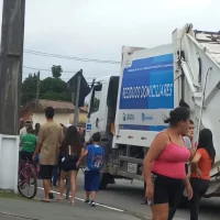 Imagem referente a Criança de cinco anos morre atropelada por caminhão de lixo