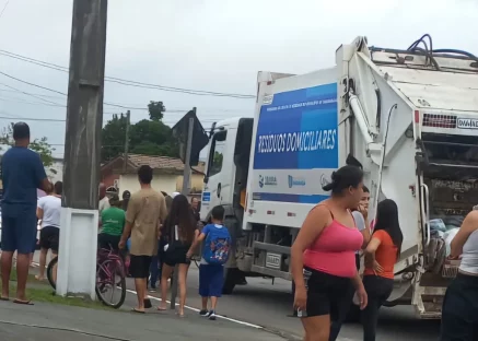 Imagem referente a Criança de cinco anos morre atropelada por caminhão de lixo