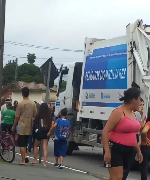 Imagem referente a Criança de cinco anos morre atropelada por caminhão de lixo