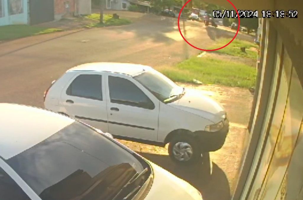 Câmera flagra colisão entre duas motos no bairro Floresta