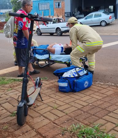 Imagem referente a Mulher fica ferida após colisão entre carro e patinete no Cascavel Velho