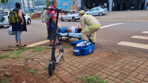 Imagem referente a Mulher fica ferida após colisão entre carro e patinete no Cascavel Velho