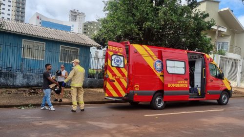 Imagem referente a Motociclista e garupa sofrem queda após acidente de trânsito na Rua Antonina