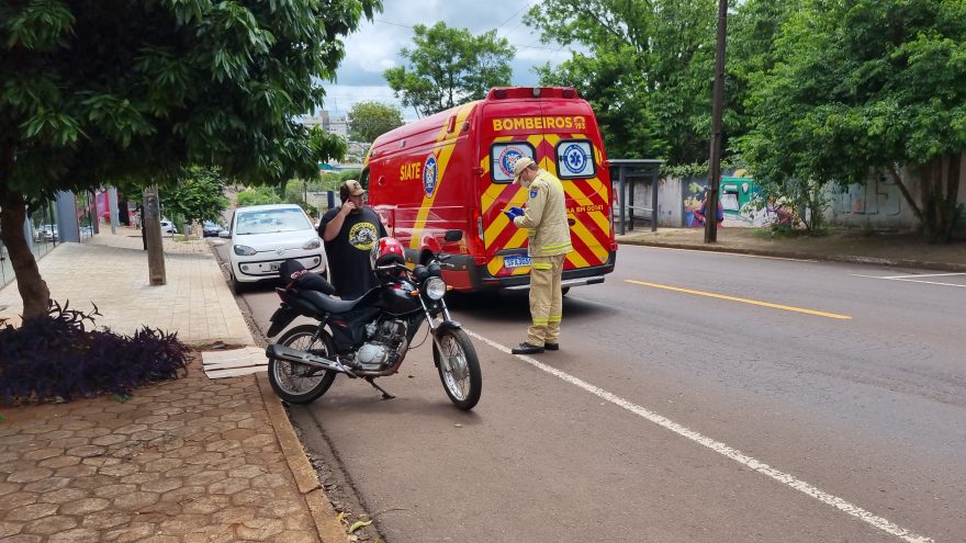 Idoso fica ferido ao cair de moto na Rua Manaus