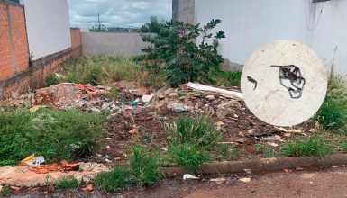 Imagem referente a Terreno baldio com acúmulo de lixo e mato no Florais do Paraná gera preocupação entre moradores