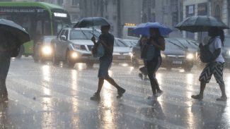 Chuva forte deixa cidade de São Paulo em estado de alerta