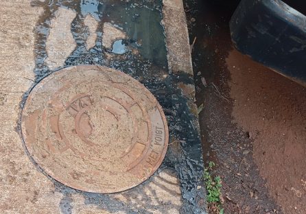 Imagem referente a Sem previsão de reparo, esgoto a céu aberto preocupa moradores da Rua Mário Kato