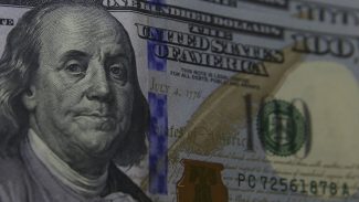 Dólar cai para R$ 5,67 no dia do anúncio da eleição de Trump