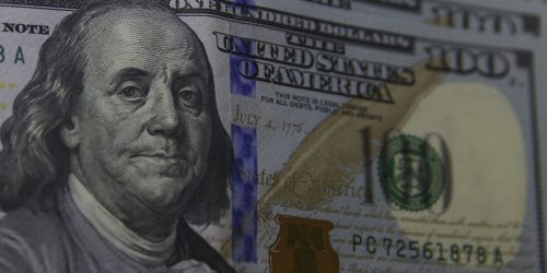 Imagem referente a Dólar cai para R$ 5,67 no dia do anúncio da eleição de Trump