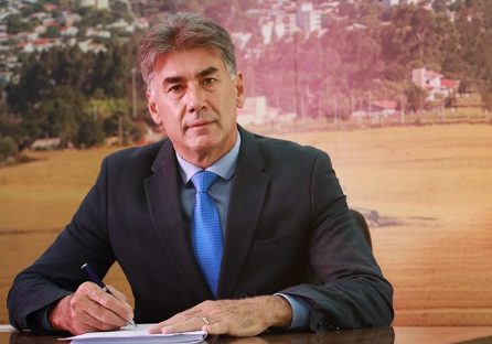 Imagem referente a Prefeito Paranhos antecipa 13º salário dos servidores municipais