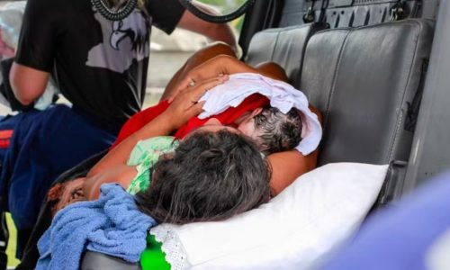 Imagem referente a Parto inédito no ar: bebê nasce dentro de helicóptero de resgate 