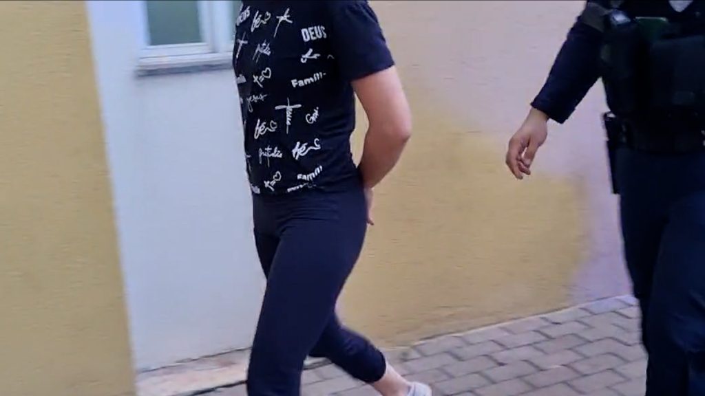 Com camiseta escrito Fé e Deus, mulher é detida após furtar produtos em mercado
